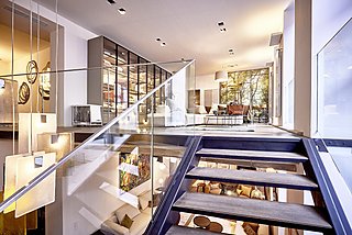 Blick über eine Treppe in den mehrstöckigen Showroom in Wien