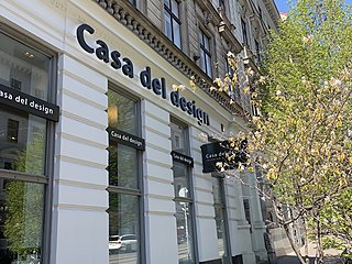 Außenansicht des Casa del design Showrooms in Wien mit dem Schriftzug über dem Eingang