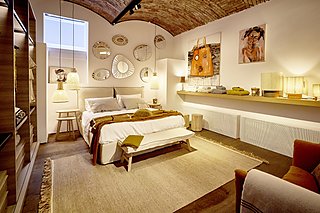 Ausgestelltes Schlafzimmer mit begehbarem Kleiderschrank und dekorativen Spiegeln.
