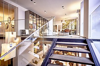 Blick über eine Treppe in den mehrstöckigen Schauraum in Wien.