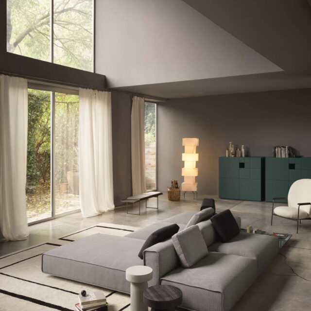 Wohnzimmer mit Modulsofa grau und Kommoden von Lema